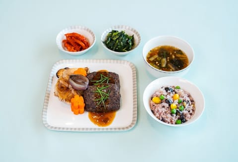 “3만 피트 상공서 수란채와 떡갈비”…싱가포르항공, 한식 기내식 깜짝 공개