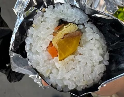 “이게 김밥이야?” 탐라문화제 4,000원 김밥 사진 한 장에 논란 폭발