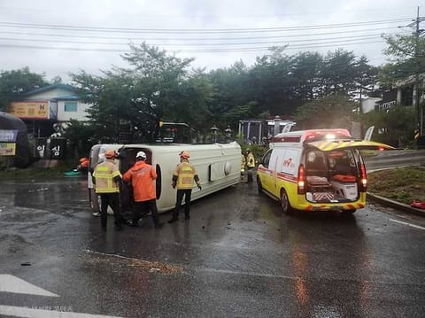 "버스가 통째로 넘어갔다"…강원 폭우에 6명 다쳐, 도로엔 낙석까지