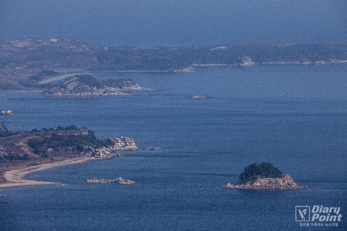 북한 의 해안선이 보이는 바다 | 사진=한국저작권위원회
