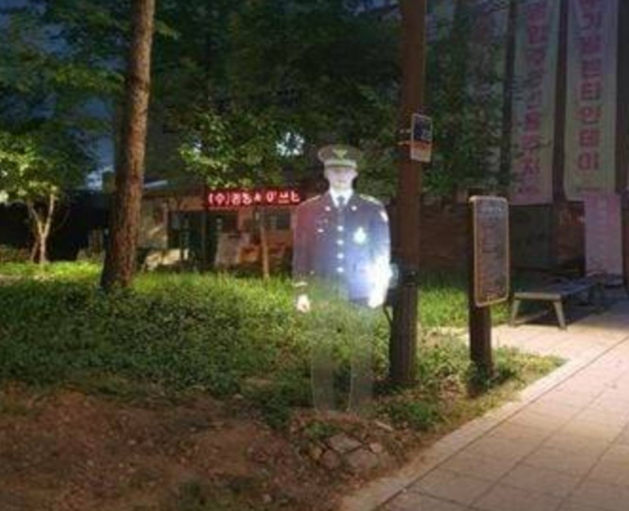 홀로그램 경찰관 | 사진=중부경찰서 제공