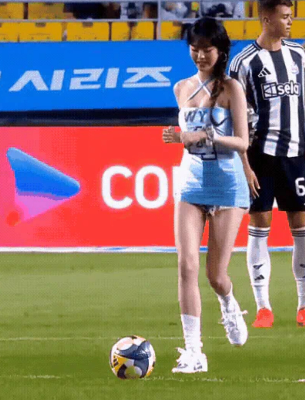 장원영 시축 의상 논란, 팬덤 사이 엇갈린 반응
