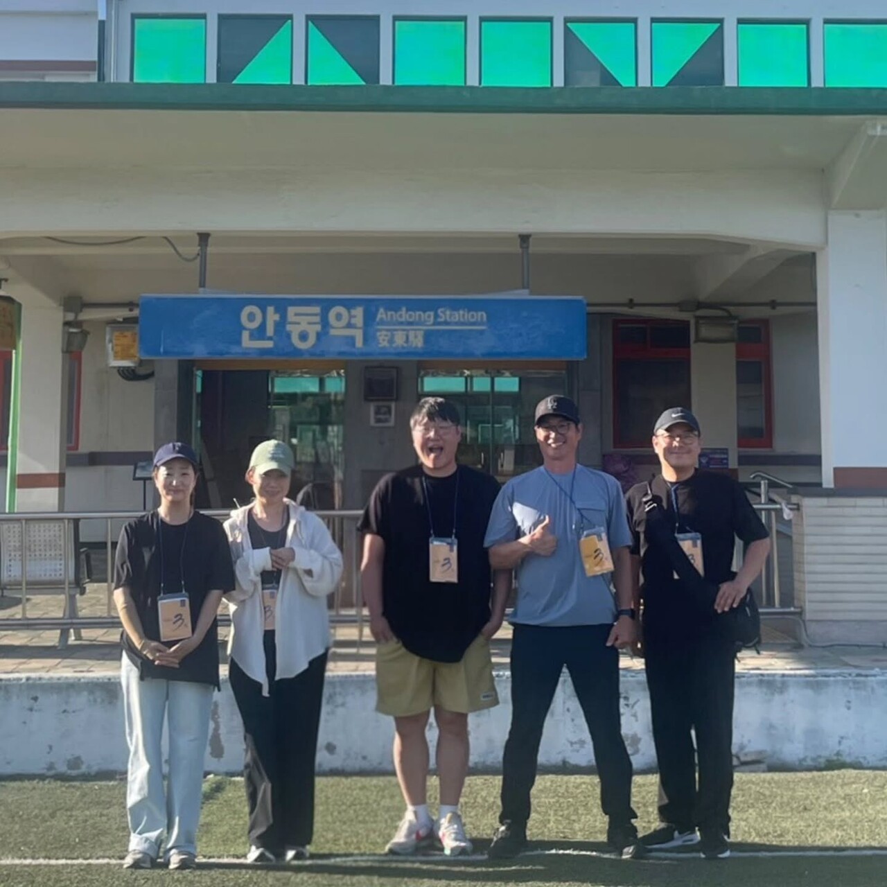 다큐3일 VJ들의 안동역 인증샷 | 사진=vj4001 인스타그램 캡쳐