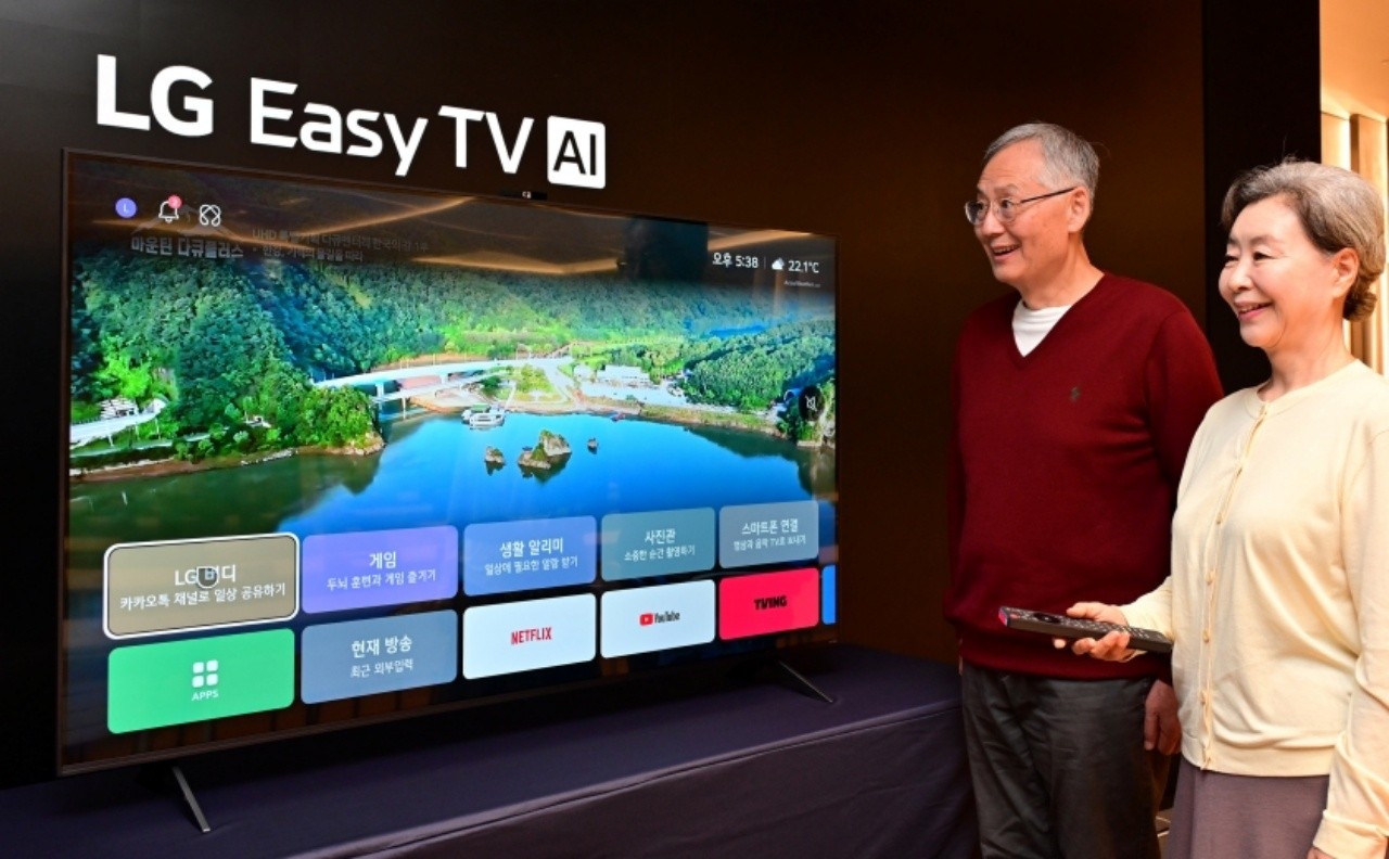 “스마트TV 너무 복잡하다”…LG, 시니어 맞춤 ‘이지 TV’ 공개