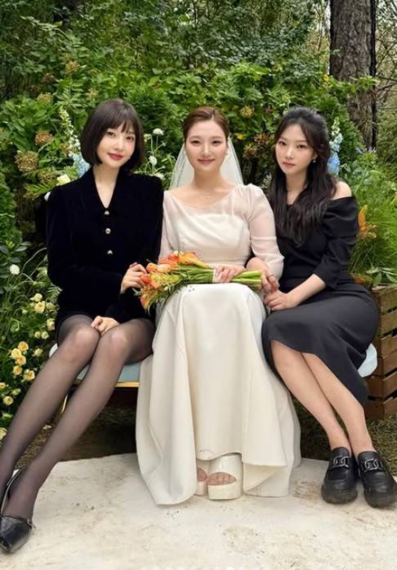 “걸그룹 셋이냐”…조이 자매 결혼식 사진에 댓글 폭주