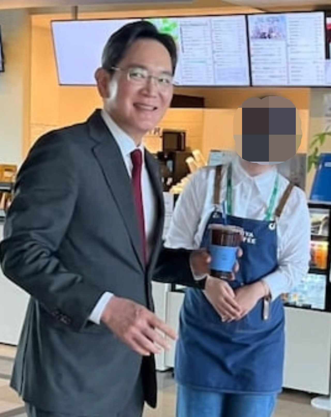 “멋지고 젠틀한 회장님”…이재용, APEC 카페 직원에 5만원 건네 화제
