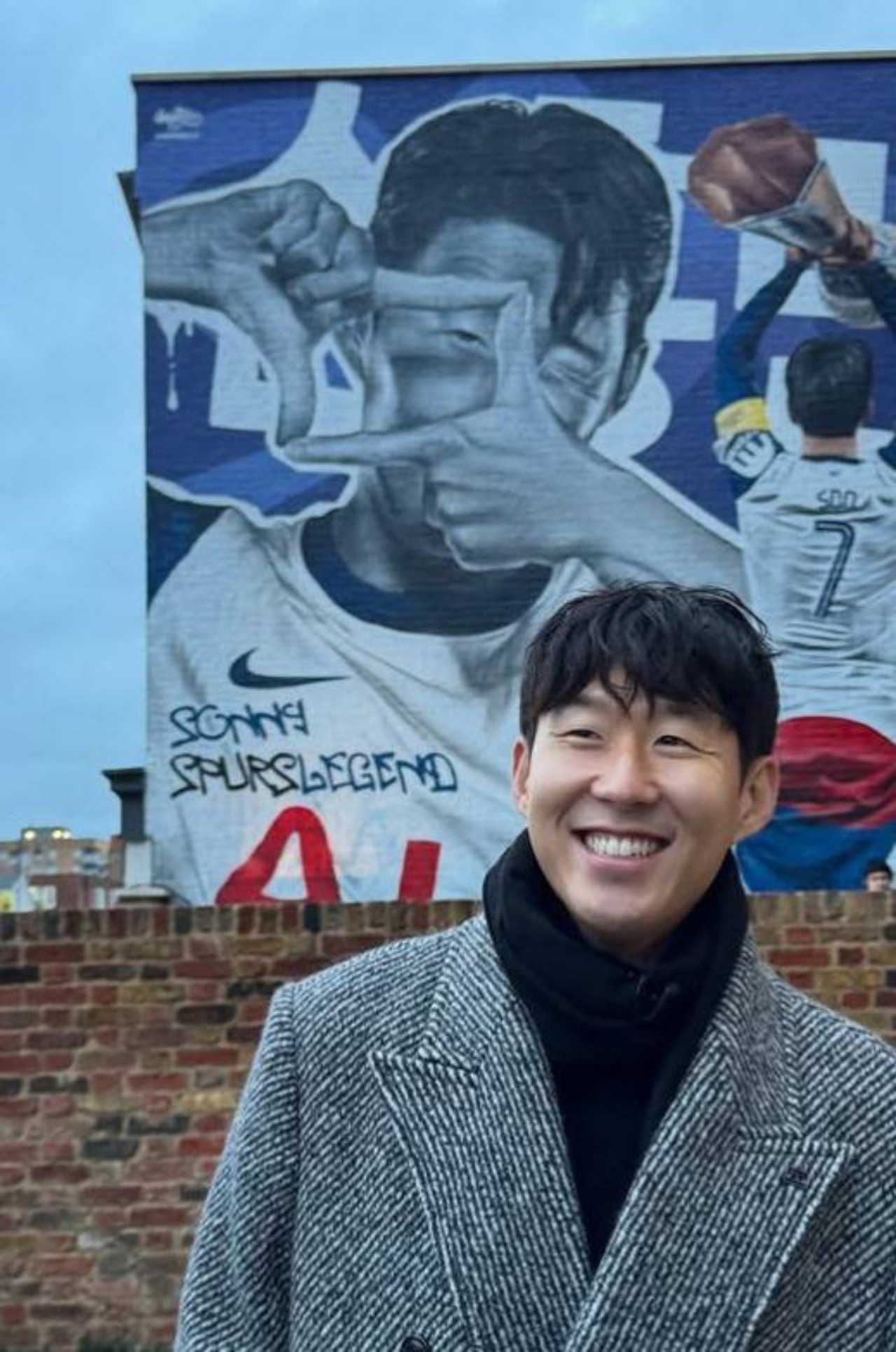 "특별한 기분, 잊을 수 없는 10년 감사"…손흥민, 런던 토트넘 하이로드 벽화 앞 찰칵