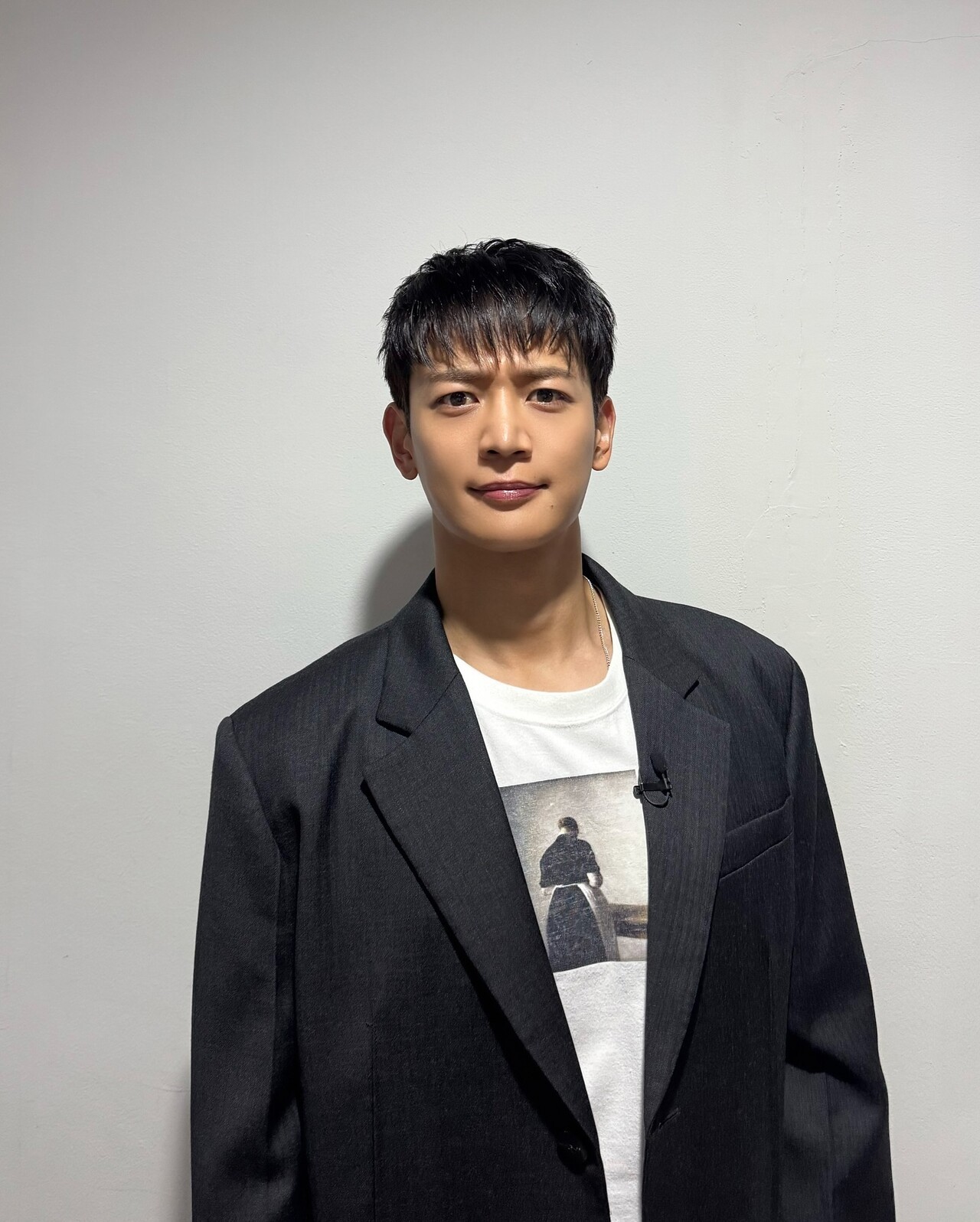 샤이니 민호가 국방부 유해발굴감식단 홍보대사 위촉패를 들고 있는 모습