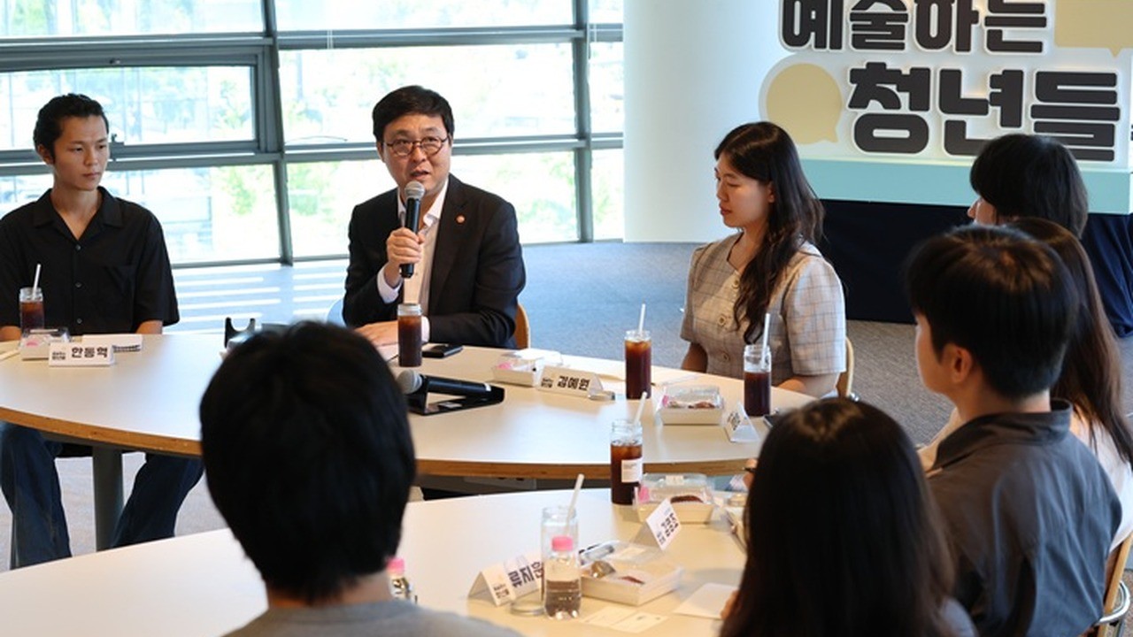 문화체육관광부 관계자와 청년들이 간담회하는 모습 | 사진=문화체육관광부